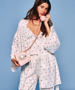 Kimono de sat&eacute;n con estampado de corazones y bordado "love me;