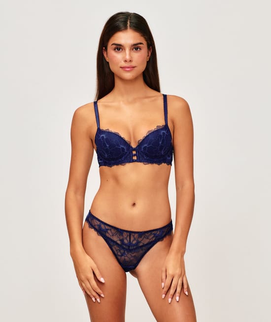 Lace thong in floral lace;