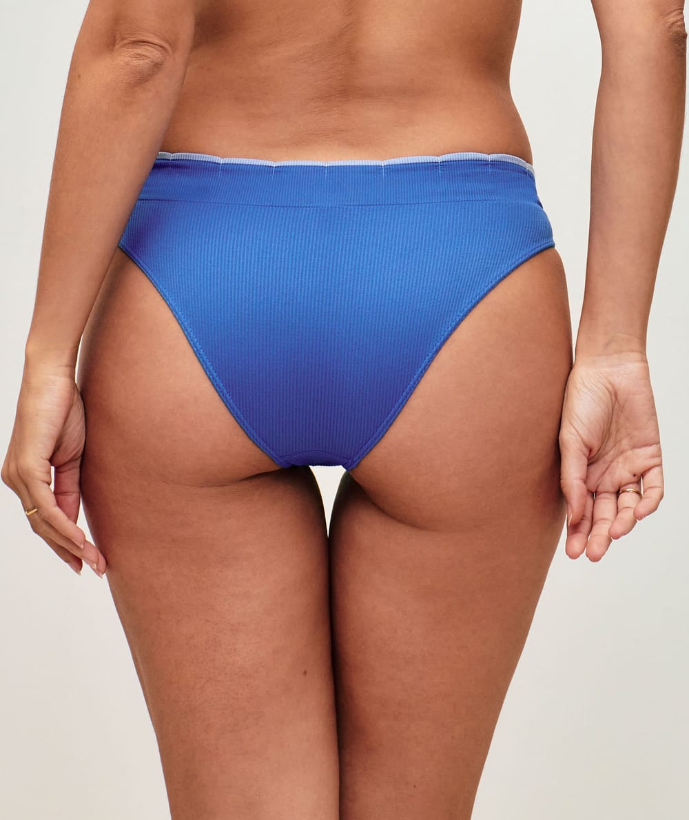 Seamless panties with floral embroidery;