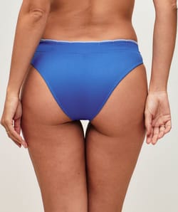 Seamless panties with floral embroidery;