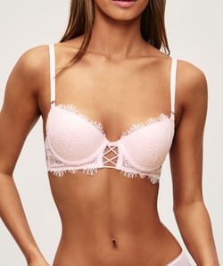 Lace push-up bra;