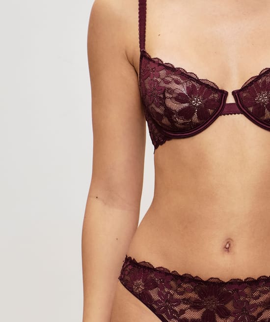 Balconette bra in lace;