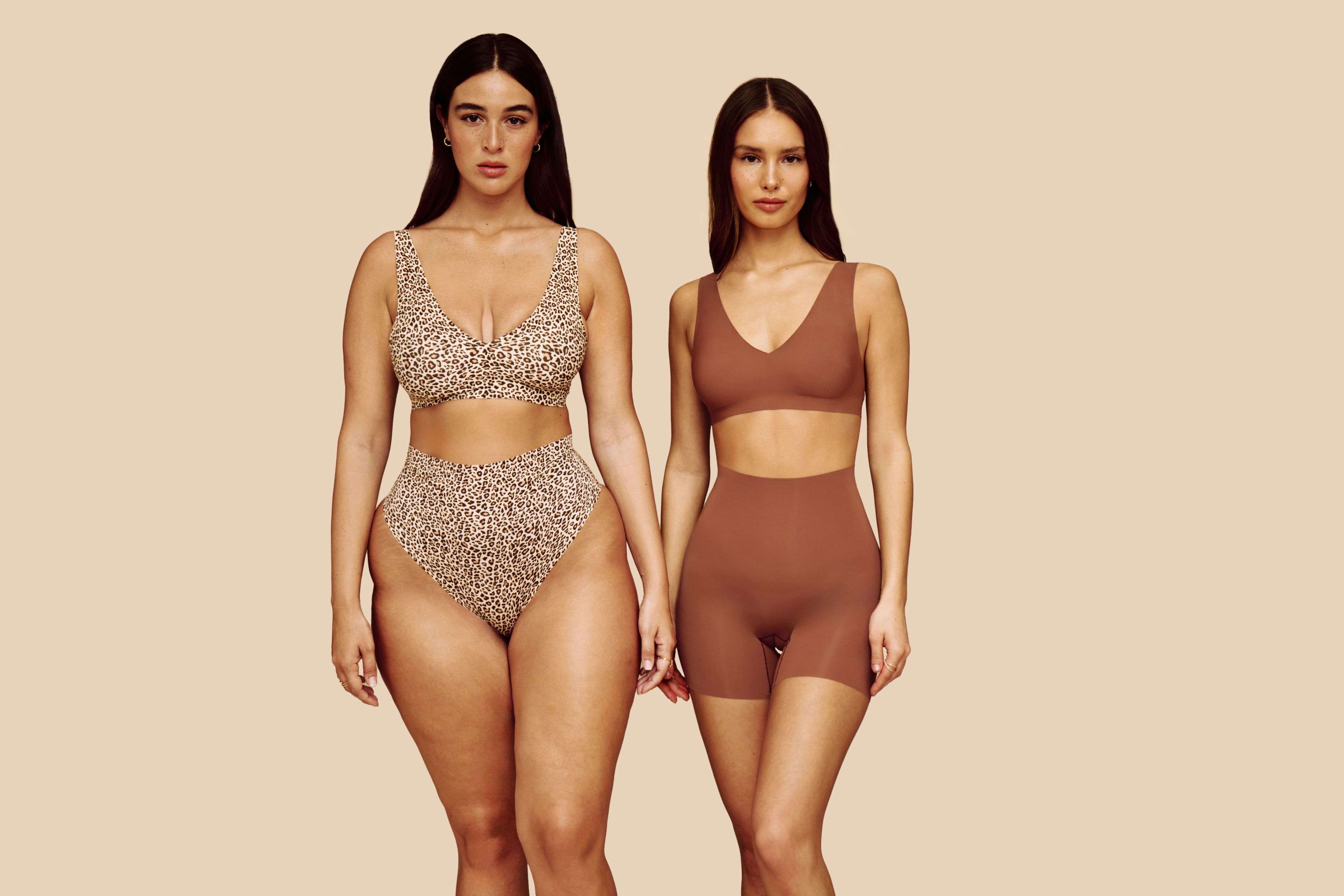 2 femmes portant des ensembles de lingerie invisible