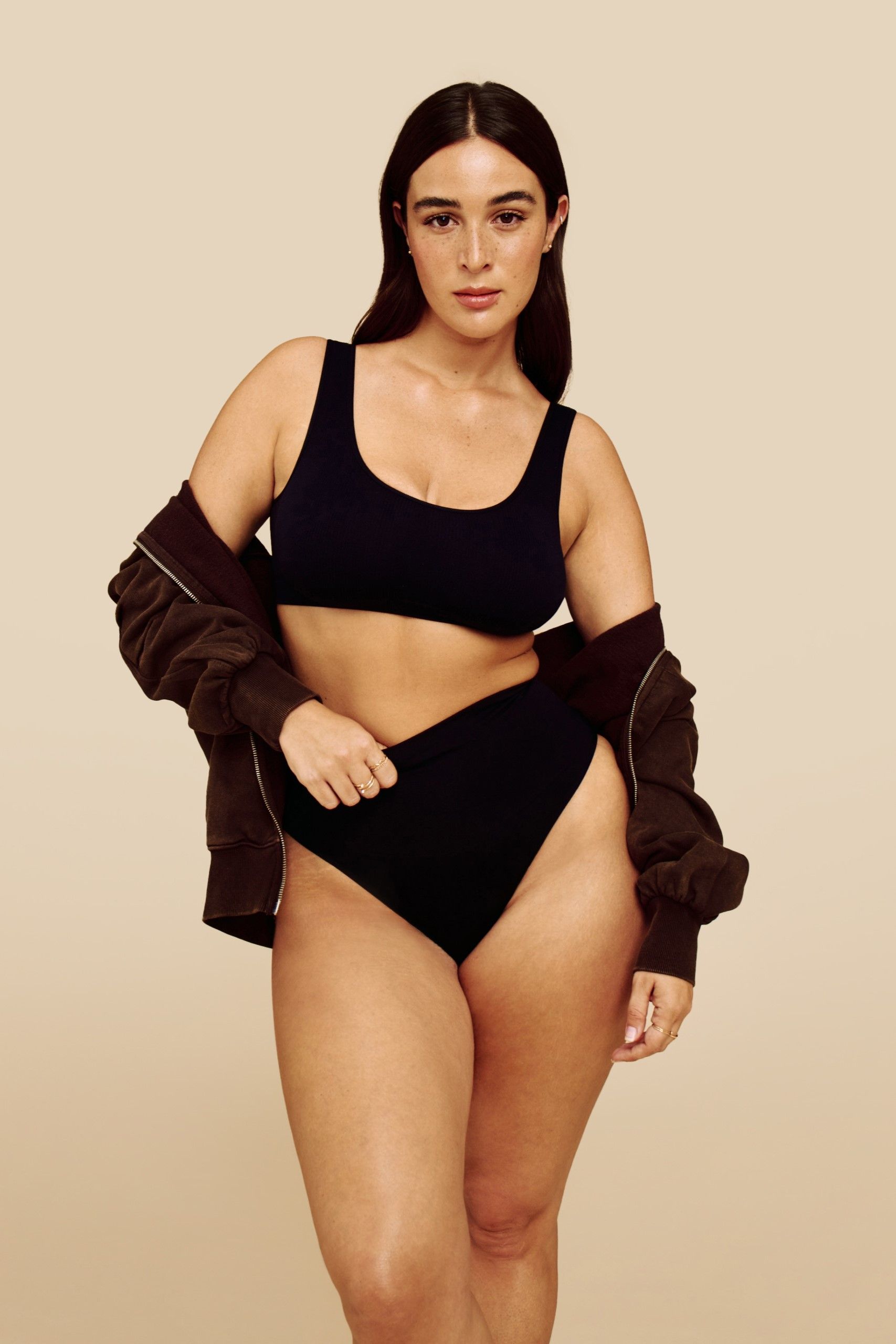 Femme portant un ensemble de lingerie en seamless