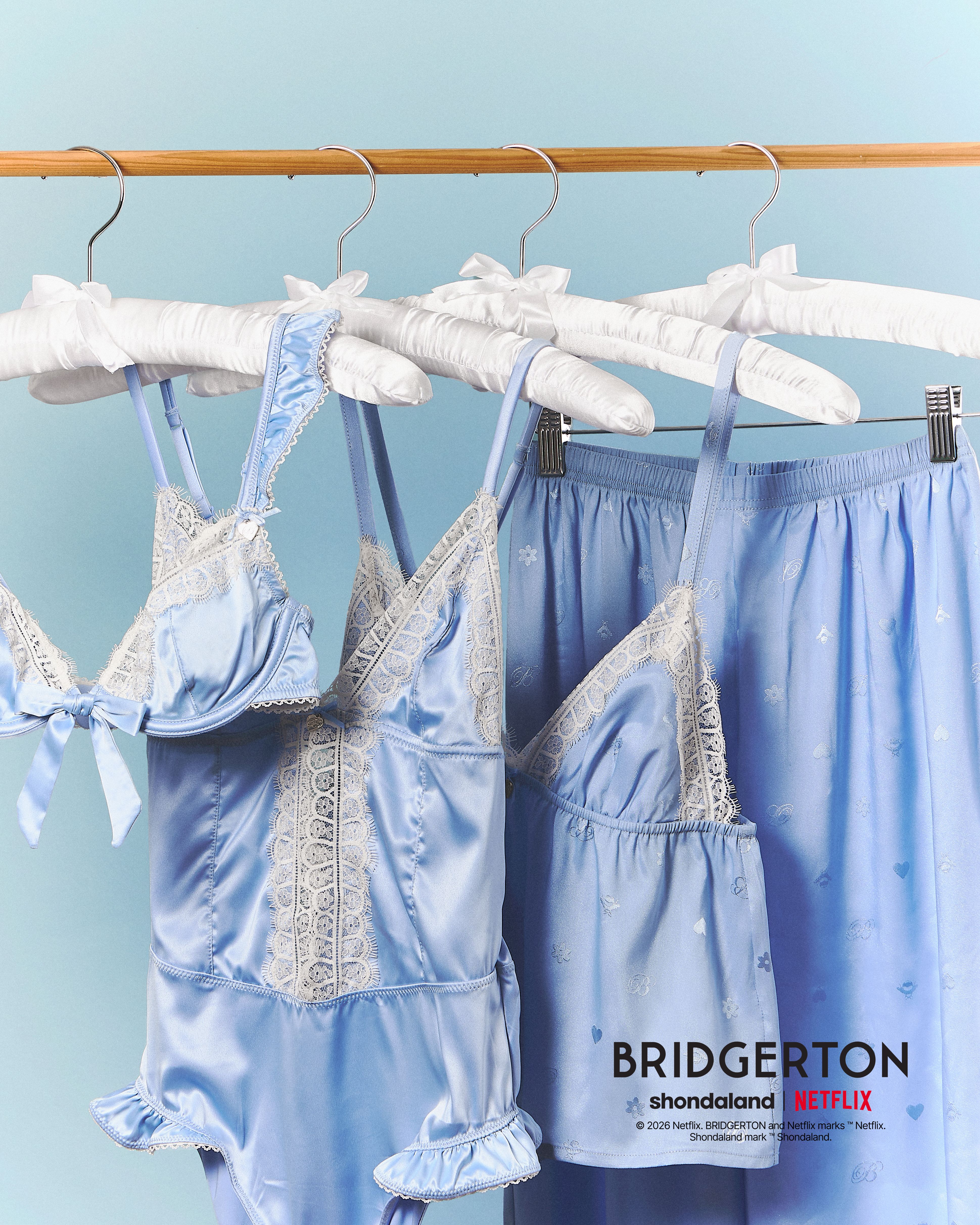 les pi&egrave;ces de la collaboration Bridgerton x Undiz sur un portant