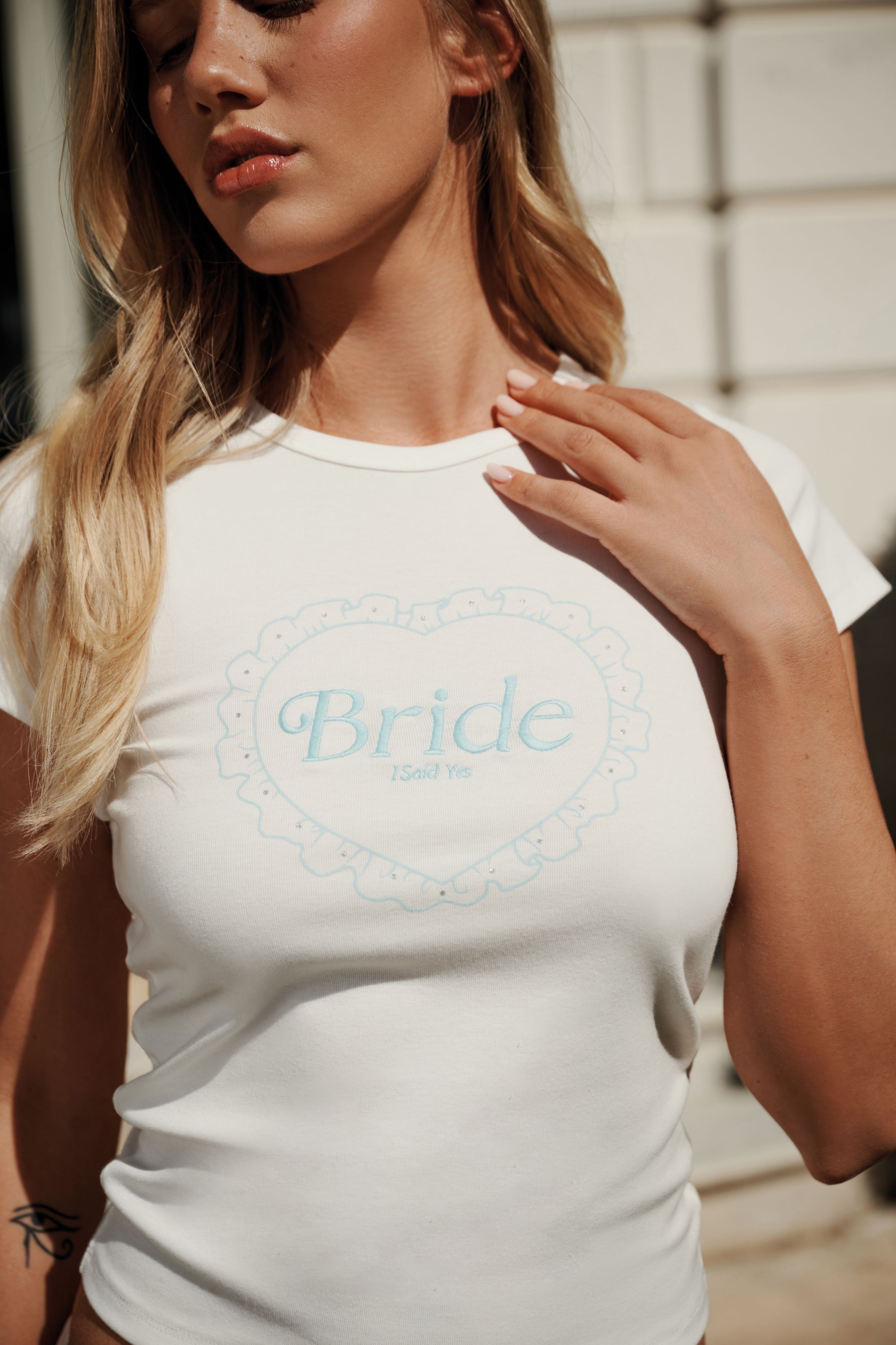 zoom sur t-shirt blanc avec inscription "Bride"