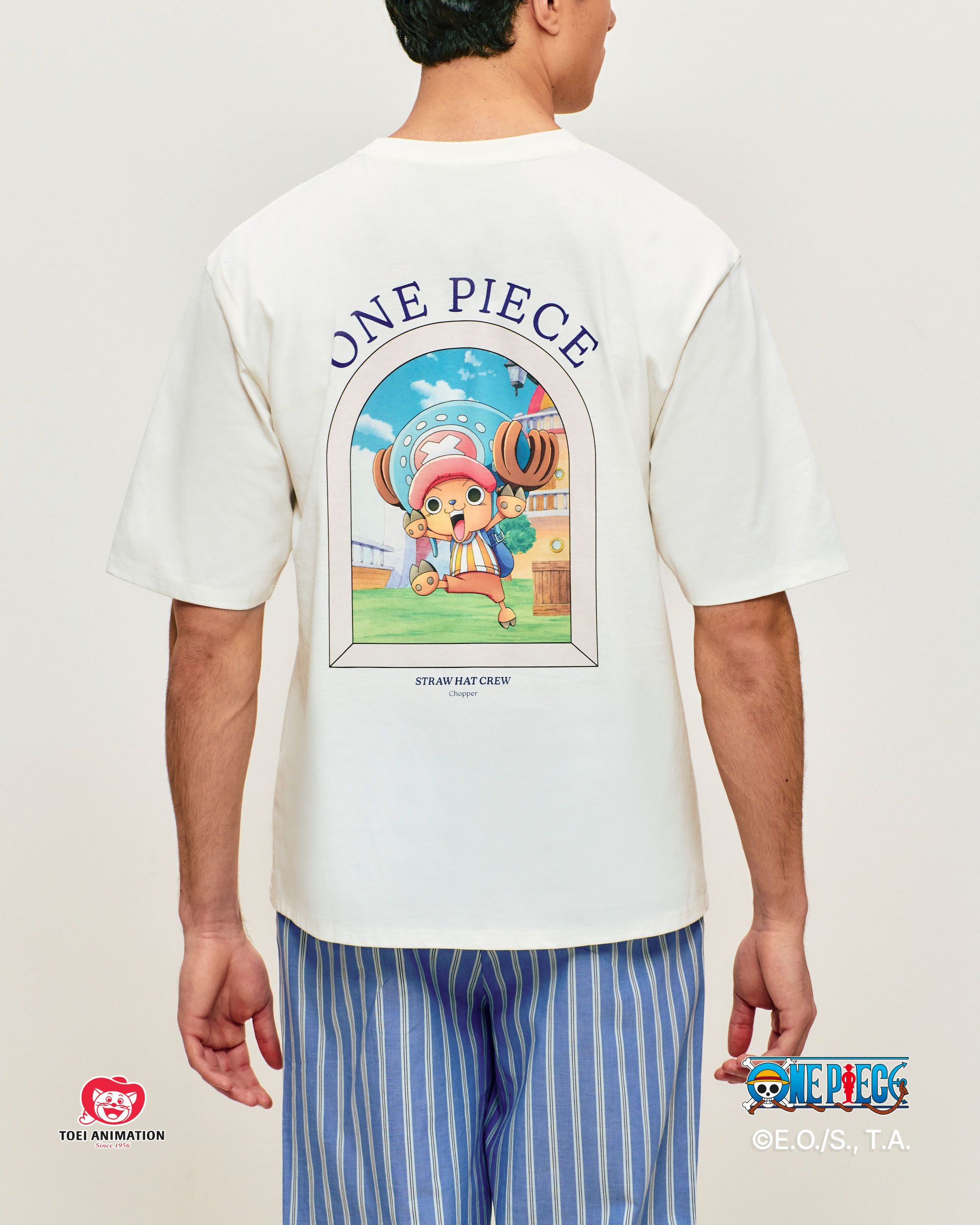 homme de dos qui porte un tee shirt issu de la collaboration entre One Piece x Undiz 