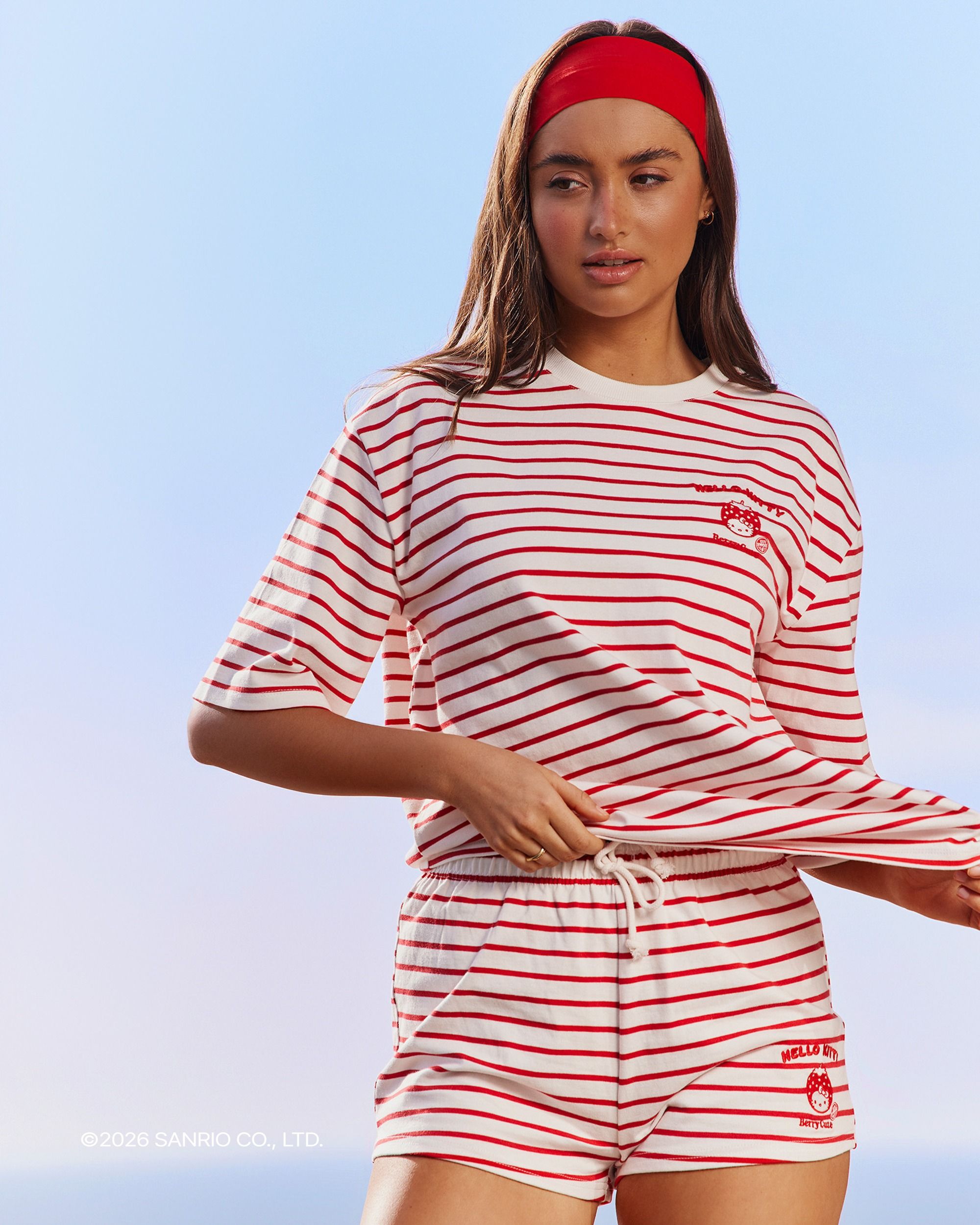 femme qui porte  l'ensemble &agrave; rayures de la collaboration Hello-Kitty x Undiz 