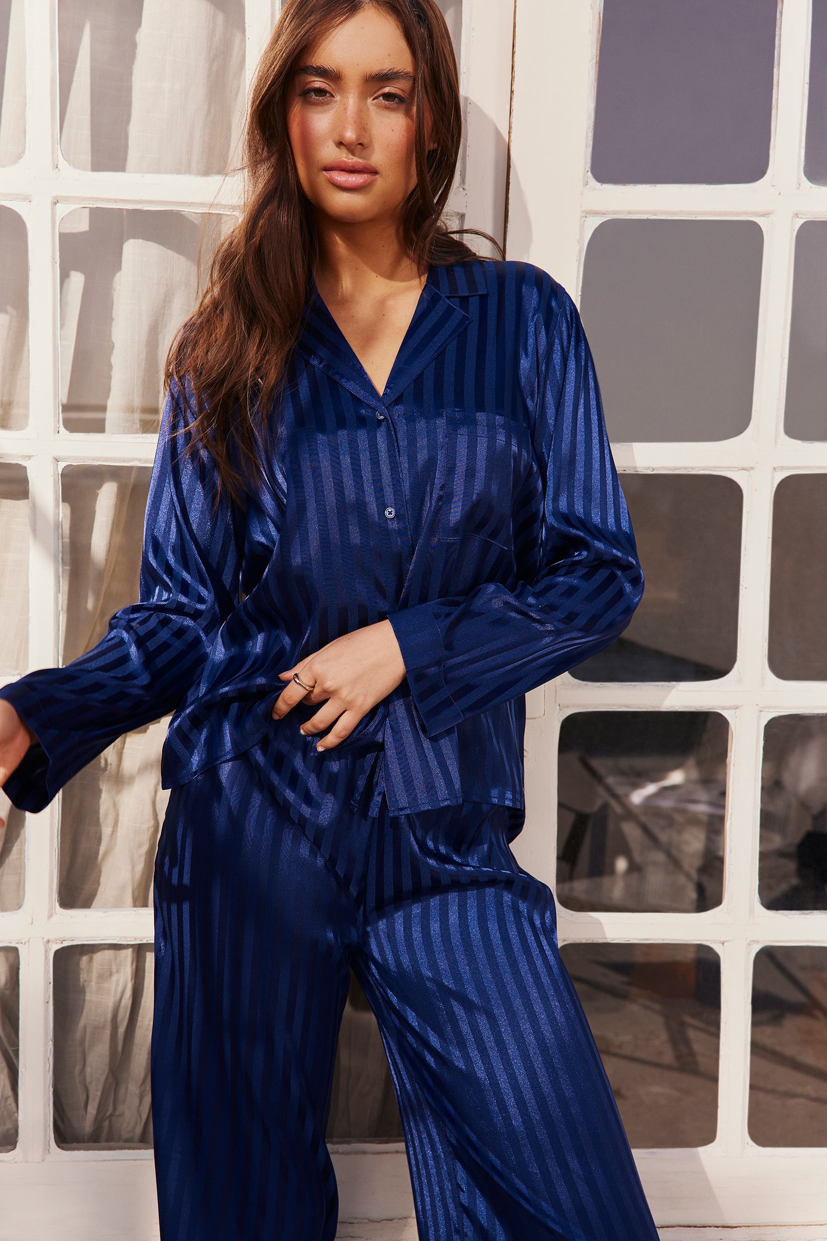 femme portant un ensemble de pyjama en satin bleu marine