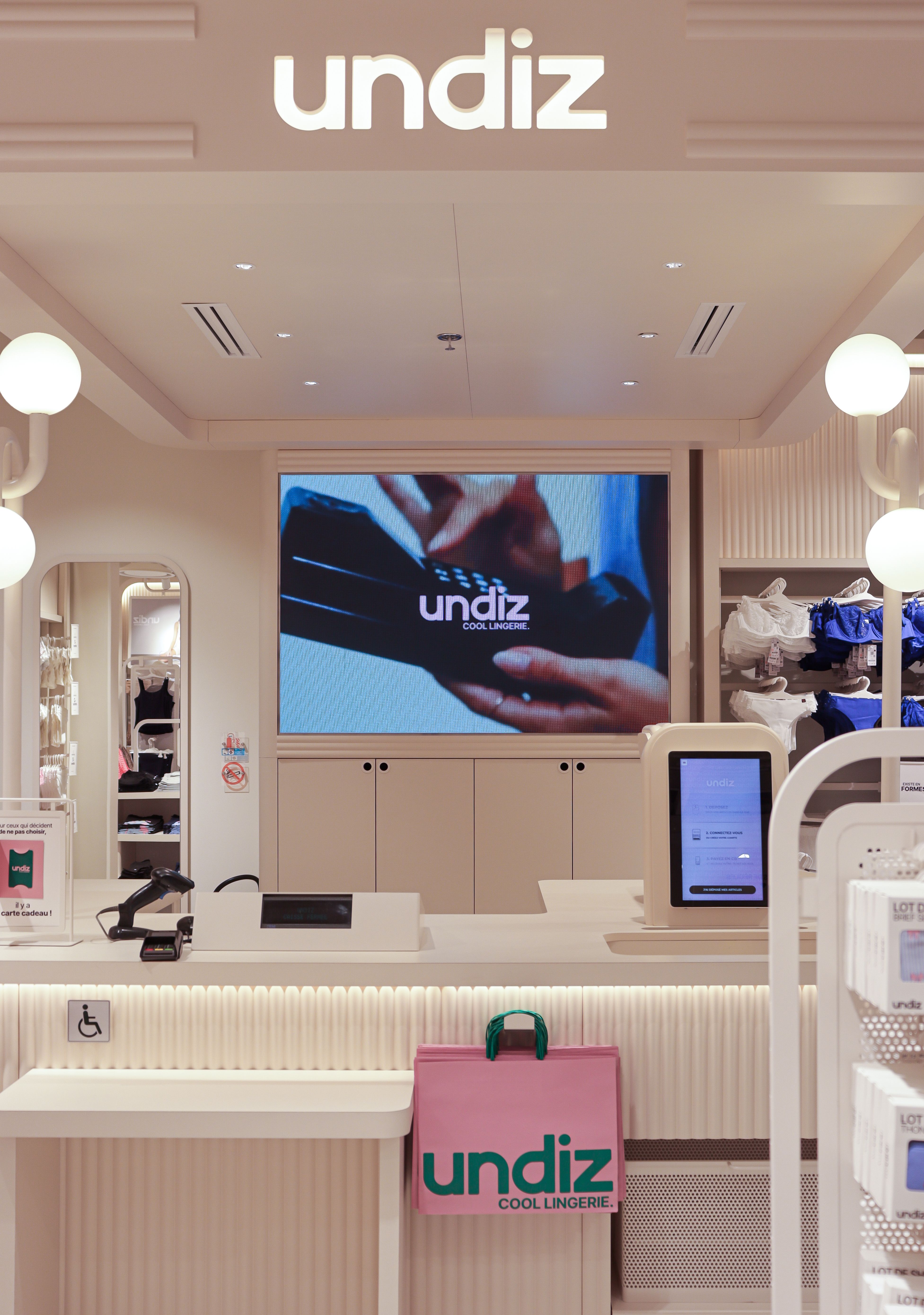 int&eacute;rieur d'une boutique Undiz 