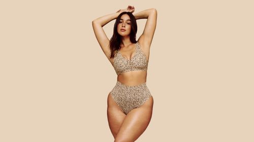 femme portant une culotte taille haute et un soutien-gorge brassi&egrave;re en microfibre imprim&eacute; l&eacute;opard