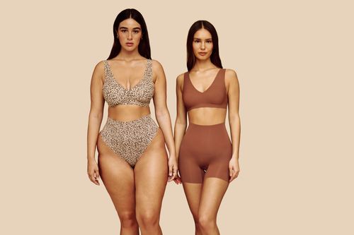 2 femmes portant des ensembles de lingerie invisible
