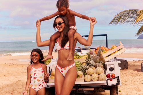 femme et gar&ccedil;on et fille portant des maillots de bain coordonn&eacute;s imprim&eacute;s fruits